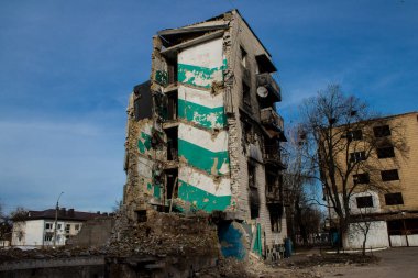 Topçu ateşinin ardından yanan bir binanın ön cephesi. Borodyanka 'daki binaların çoğu ya tahrip edildi ya da tamir edilemez şekilde hasar gördü. Şehir, sivil hedefleri vurmak için Rus topçuları tarafından bombalandı. Bu bir savaş suçudur.