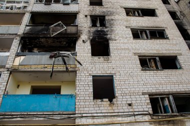 Topçu ateşinin ardından yanan bir binanın ön cephesi. Borodyanka 'daki binaların çoğu ya tahrip edildi ya da tamir edilemez şekilde hasar gördü. Şehir, sivil hedefleri vurmak için Rus topçuları tarafından bombalandı. Bu bir savaş suçudur.