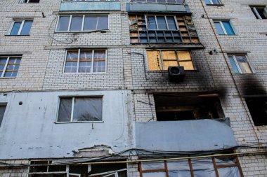 Topçu ateşinin ardından yanan bir binanın ön cephesi. Borodyanka 'daki binaların çoğu ya tahrip edildi ya da tamir edilemez şekilde hasar gördü. Şehir, sivil hedefleri vurmak için Rus topçuları tarafından bombalandı. Bu bir savaş suçudur.