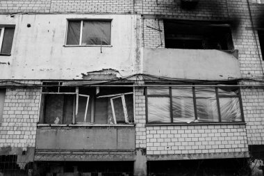 Topçu ateşinin ardından yanan bir binanın ön cephesi. Borodyanka 'daki binaların çoğu ya tahrip edildi ya da tamir edilemez şekilde hasar gördü. Şehir, sivil hedefleri vurmak için Rus topçuları tarafından bombalandı. Bu bir savaş suçudur.