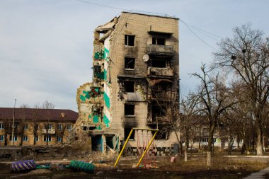 Topçu ateşinin ardından yanan bir binanın ön cephesi. Borodyanka 'daki binaların çoğu ya tahrip edildi ya da tamir edilemez şekilde hasar gördü. Şehir, sivil hedefleri vurmak için Rus topçuları tarafından bombalandı. Bu bir savaş suçudur.