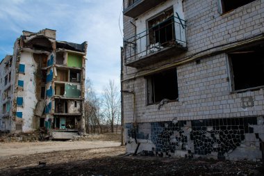 Topçu ateşinin ardından yanan bir binanın ön cephesi. Borodyanka 'daki binaların çoğu ya tahrip edildi ya da tamir edilemez şekilde hasar gördü. Şehir, sivil hedefleri vurmak için Rus topçuları tarafından bombalandı. Bu bir savaş suçudur.