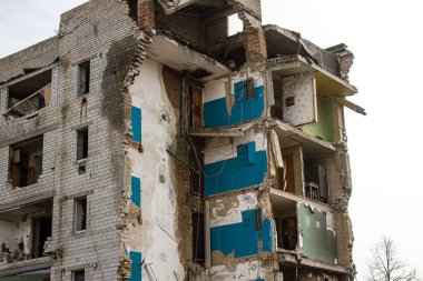 Topçu ateşinin ardından yanan bir binanın ön cephesi. Borodyanka 'daki binaların çoğu ya tahrip edildi ya da tamir edilemez şekilde hasar gördü. Şehir, sivil hedefleri vurmak için Rus topçuları tarafından bombalandı. Bu bir savaş suçudur.