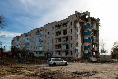 Topçu ateşinin ardından yanan bir binanın ön cephesi. Borodyanka 'daki binaların çoğu ya tahrip edildi ya da tamir edilemez şekilde hasar gördü. Şehir, sivil hedefleri vurmak için Rus topçuları tarafından bombalandı. Bu bir savaş suçudur.