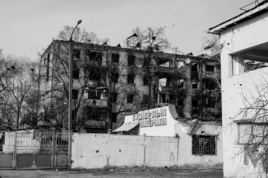 Topçu ateşinin ardından yanan bir binanın ön cephesi. Borodyanka 'daki binaların çoğu ya tahrip edildi ya da tamir edilemez şekilde hasar gördü. Şehir, sivil hedefleri vurmak için Rus topçuları tarafından bombalandı. Bu bir savaş suçudur.