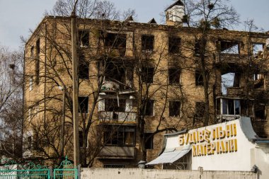 Borodyanka 'daki binaların çoğu ya tahrip edildi ya da tamir edilemez şekilde hasar gördü. Şehir, sivil hedefleri vurmak için Rus topçuları tarafından bombalandı. Bu bir savaş suçudur.