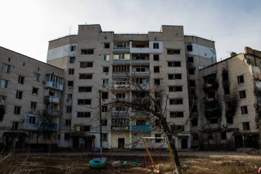 Borodyanka 'daki binaların çoğu ya tahrip edildi ya da tamir edilemez şekilde hasar gördü. Şehir, sivil hedefleri vurmak için Rus topçuları tarafından bombalandı. Bu bir savaş suçudur.