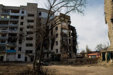 Topçu ateşinin ardından yanan bir binanın ön cephesi. Borodyanka 'daki binaların çoğu ya tahrip edildi ya da tamir edilemez şekilde hasar gördü. Şehir, sivil hedefleri vurmak için Rus topçuları tarafından bombalandı. Bu bir savaş suçudur.