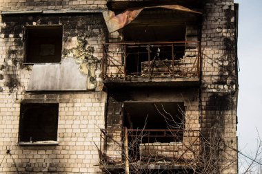 Topçu ateşinin ardından yanan bir binanın ön cephesi. Borodyanka 'daki binaların çoğu ya tahrip edildi ya da tamir edilemez şekilde hasar gördü. Şehir, sivil hedefleri vurmak için Rus topçuları tarafından bombalandı. Bu bir savaş suçudur.