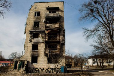 Topçu ateşinin ardından yanan bir binanın ön cephesi. Borodyanka 'daki binaların çoğu ya tahrip edildi ya da tamir edilemez şekilde hasar gördü. Şehir, sivil hedefleri vurmak için Rus topçuları tarafından bombalandı. Bu bir savaş suçudur.