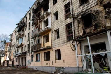 Topçu ateşinin ardından yanan bir binanın ön cephesi. Borodyanka 'daki binaların çoğu ya tahrip edildi ya da tamir edilemez şekilde hasar gördü. Şehir, sivil hedefleri vurmak için Rus topçuları tarafından bombalandı. Bu bir savaş suçudur.