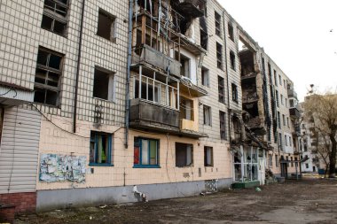 Borodyanka 'daki binaların çoğu ya tahrip edildi ya da tamir edilemez şekilde hasar gördü. Şehir, sivil hedefleri vurmak için Rus topçuları tarafından bombalandı. Bu bir savaş suçudur.