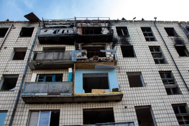 Borodyanka 'daki binaların çoğu ya tahrip edildi ya da tamir edilemez şekilde hasar gördü. Şehir, sivil hedefleri vurmak için Rus topçuları tarafından bombalandı. Bu bir savaş suçudur.