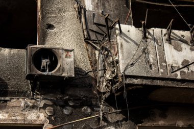 Topçu ateşinin ardından yanan bir binanın ön cephesi. Borodyanka 'daki binaların çoğu ya tahrip edildi ya da tamir edilemez şekilde hasar gördü. Şehir, sivil hedefleri vurmak için Rus topçuları tarafından bombalandı. Bu bir savaş suçudur.