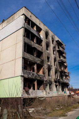 Topçu ateşinin ardından yanan bir binanın ön cephesi. Borodyanka 'daki binaların çoğu ya tahrip edildi ya da tamir edilemez şekilde hasar gördü. Şehir, sivil hedefleri vurmak için Rus topçuları tarafından bombalandı. Bu bir savaş suçudur.