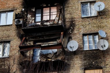 Topçu ateşi alan bir binanın ön cephesi. Gorenka 'daki çoğu bina ya tahrip edildi ya da onarılamaz şekilde hasar gördü. Şehir bir terör ortamı yaratmak için Rus topçuları tarafından bombalandı. Bunlar savaş suçları.