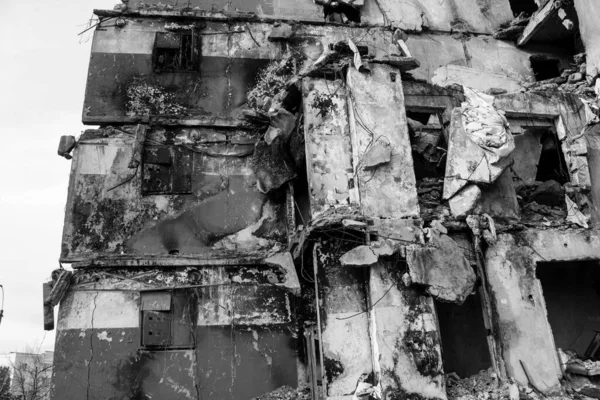 砲撃の後に焼失した建物のファサード ボロディアンカのほとんどの建物は修理の範囲を超えて破壊または損傷を受けている この街は 民間人の標的を打つためにロシアの砲兵によって砲撃されました これは戦争犯罪です — ストック写真