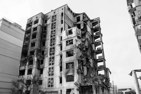 一座在炮击后被烧毁的建筑物的正面 Borodyanka的大多数建筑物不是被毁就是损坏到无法修复的地步 为了打击平民目标 这座城市遭到了俄罗斯大炮的轰炸 这是战争罪 — 图库照片