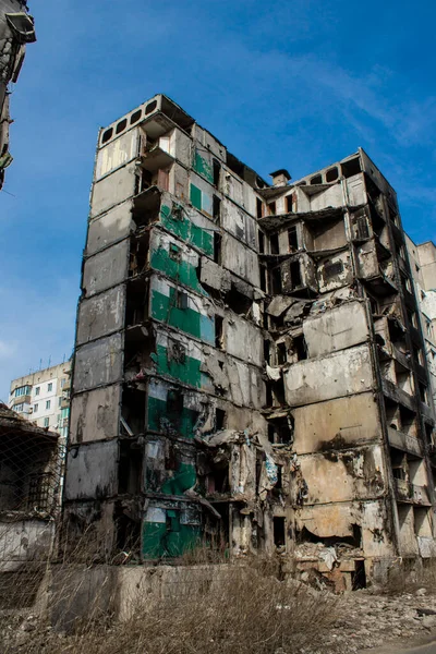 Перед Будівлею Яка Згоріла Після Артилерійського Вогню Більшість Будівель Бородянці — стокове фото