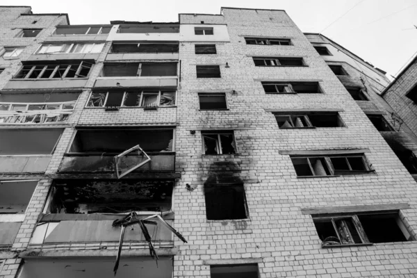 一座在炮击后被烧毁的建筑物的正面 Borodyanka的大多数建筑物不是被毁就是损坏到无法修复的地步 为了打击平民目标 这座城市遭到了俄罗斯大炮的轰炸 这是战争罪 — 图库照片