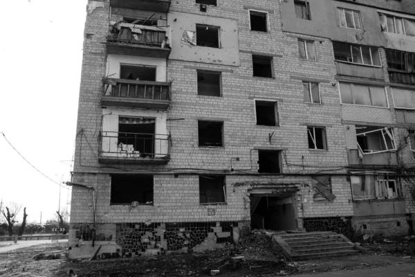 ボロディアンカのほとんどの建物は修理の範囲を超えて破壊または損傷を受けている この街は 民間人の標的を打つためにロシアの砲兵によって砲撃されました これは戦争犯罪です — ストック写真