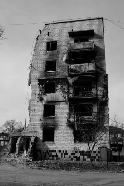 砲撃の後に焼失した建物のファサード ボロディアンカのほとんどの建物は修理の範囲を超えて破壊または損傷を受けている この街は 民間人の標的を打つためにロシアの砲兵によって砲撃されました これは戦争犯罪です — ストック写真