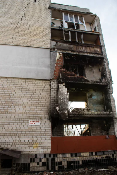 stock image Facade of a building that burned down following artillery fire. Most buildings in Borodyanka are either destroyed or damaged beyond repair. The city was bombarded by Russian artillery in order to hit civilian targets, this is a war crime