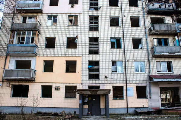 ボロディアンカのほとんどの建物は修理の範囲を超えて破壊または損傷を受けている この街は 民間人の標的を打つためにロシアの砲兵によって砲撃されました これは戦争犯罪です — ストック写真