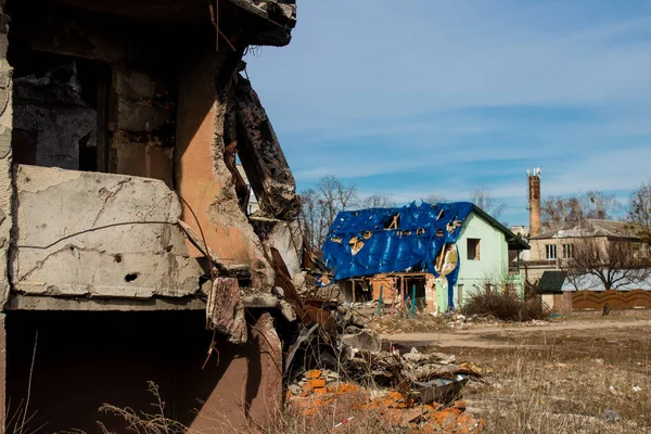 stock image Facade of a building that burned down following artillery fire. Most buildings in Borodyanka are either destroyed or damaged beyond repair. The city was bombarded by Russian artillery in order to hit civilian targets, this is a war crime