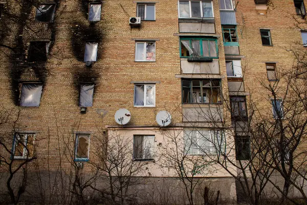 接受炮击的建筑物的立面 戈伦卡的大多数建筑物不是被毁就是损坏到无法修复的地步 为了制造恐怖气氛 俄罗斯炮轰了这座城市 这些都是战争罪 — 图库照片