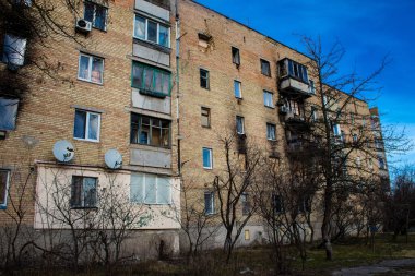 Topçu ateşi alan bir binanın ön cephesi. Gorenka 'daki çoğu bina ya tahrip edildi ya da onarılamaz şekilde hasar gördü. Şehir bir terör ortamı yaratmak için Rus topçuları tarafından bombalandı. Bunlar savaş suçları.