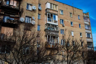 Topçu ateşi alan bir binanın ön cephesi. Gorenka 'daki çoğu bina ya tahrip edildi ya da onarılamaz şekilde hasar gördü. Şehir bir terör ortamı yaratmak için Rus topçuları tarafından bombalandı. Bunlar savaş suçları.