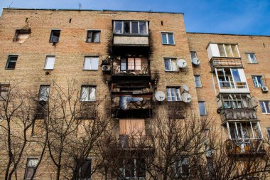 Topçu ateşi alan bir binanın ön cephesi. Gorenka 'daki çoğu bina ya tahrip edildi ya da onarılamaz şekilde hasar gördü. Şehir bir terör ortamı yaratmak için Rus topçuları tarafından bombalandı. Bunlar savaş suçları.