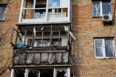 Topçu ateşi alan bir binanın ön cephesi. Gorenka 'daki çoğu bina ya tahrip edildi ya da onarılamaz şekilde hasar gördü. Şehir bir terör ortamı yaratmak için Rus topçuları tarafından bombalandı. Bunlar savaş suçları.