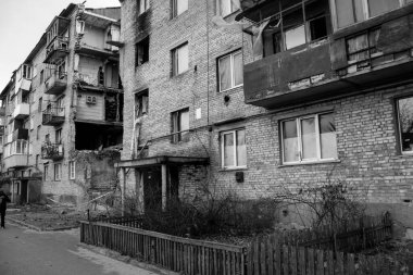 Topçu ateşi alan bir binanın ön cephesi. Gorenka 'daki çoğu bina ya tahrip edildi ya da onarılamaz şekilde hasar gördü. Şehir bir terör ortamı yaratmak için Rus topçuları tarafından bombalandı. Bunlar savaş suçları.