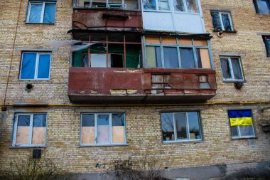 Topçu ateşi alan bir binanın ön cephesi. Gorenka 'daki çoğu bina ya tahrip edildi ya da onarılamaz şekilde hasar gördü. Şehir bir terör ortamı yaratmak için Rus topçuları tarafından bombalandı. Bunlar savaş suçları.