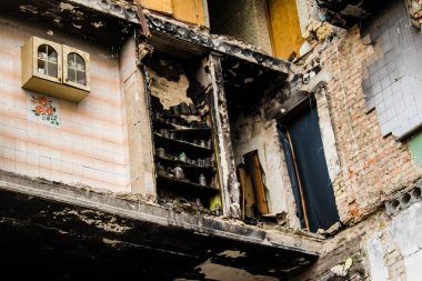 Topçu ateşi alan bir binanın ön cephesi. Gorenka 'daki çoğu bina ya tahrip edildi ya da onarılamaz şekilde hasar gördü. Şehir bir terör ortamı yaratmak için Rus topçuları tarafından bombalandı. Bunlar savaş suçları.