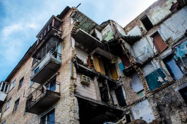 Topçu ateşi alan bir binanın ön cephesi. Gorenka 'daki çoğu bina ya tahrip edildi ya da onarılamaz şekilde hasar gördü. Şehir bir terör ortamı yaratmak için Rus topçuları tarafından bombalandı. Bunlar savaş suçları.