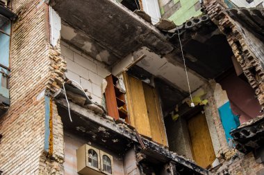 Topçu ateşi alan bir binanın ön cephesi. Gorenka 'daki çoğu bina ya tahrip edildi ya da onarılamaz şekilde hasar gördü. Şehir bir terör ortamı yaratmak için Rus topçuları tarafından bombalandı. Bunlar savaş suçları.