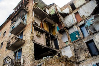 Topçu ateşi alan bir binanın ön cephesi. Gorenka 'daki çoğu bina ya tahrip edildi ya da onarılamaz şekilde hasar gördü. Şehir bir terör ortamı yaratmak için Rus topçuları tarafından bombalandı. Bunlar savaş suçları.