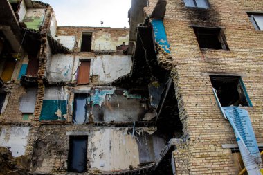 Topçu ateşi alan bir binanın ön cephesi. Gorenka 'daki çoğu bina ya tahrip edildi ya da onarılamaz şekilde hasar gördü. Şehir bir terör ortamı yaratmak için Rus topçuları tarafından bombalandı. Bunlar savaş suçları.