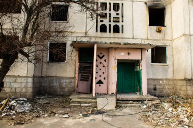 Topçu ateşi alan bir binanın ön cephesi. Gorenka 'daki çoğu bina ya tahrip edildi ya da onarılamaz şekilde hasar gördü. Şehir bir terör ortamı yaratmak için Rus topçuları tarafından bombalandı. Bunlar savaş suçları.