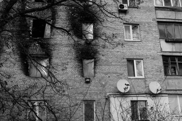 砲撃を受けた建物のファサード グレンカのほとんどの建物は修理の範囲を超えて破壊または損傷を受けている 街は恐怖の雰囲気を作成するためにロシアの砲兵によって砲撃され これらは戦争犯罪です — ストック写真