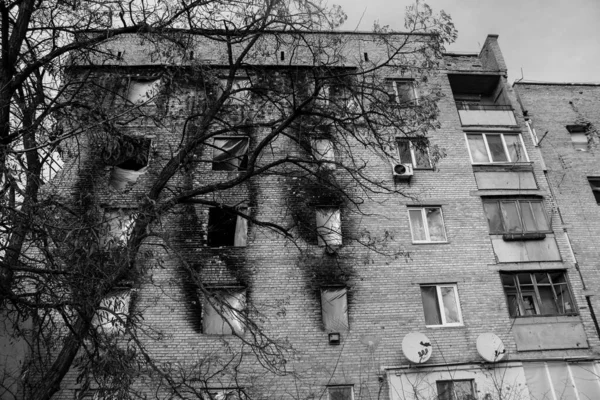 接受炮击的建筑物的立面 戈伦卡的大多数建筑物不是被毁就是损坏到无法修复的地步 为了制造恐怖气氛 俄罗斯炮轰了这座城市 这些都是战争罪 — 图库照片