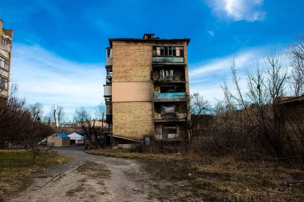 공격을 건물의 대부분의 건물들은 수없을 정도로 파괴되거나 손상되었다 러시아 대포의 — 스톡 사진
