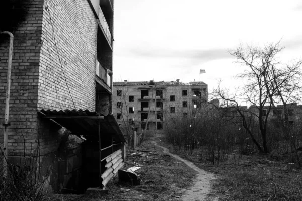 砲撃を受けた建物のファサード グレンカのほとんどの建物は修理の範囲を超えて破壊または損傷を受けている 街は恐怖の雰囲気を作成するためにロシアの砲兵によって砲撃され これらは戦争犯罪です — ストック写真