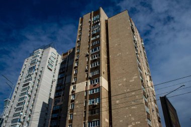 Rusya 'nın Ukrayna' yı işgali sonrasında Ukrayna 'nın başkenti Kyiv' deki modern binalar hava füze saldırısı alarmı altında. Savaşın başlamasından bu yana, askeri olmayan binalar saldırıya uğradı..