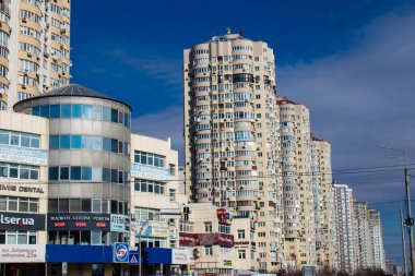 Rusya 'nın Ukrayna' yı işgali sonrasında Ukrayna 'nın başkenti Kyiv' deki modern binalar hava füze saldırısı alarmı altında. Savaşın başlamasından bu yana, askeri olmayan binalar saldırıya uğradı..