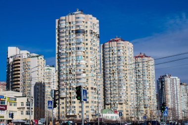 Rusya 'nın Ukrayna' yı işgali sonrasında Ukrayna 'nın başkenti Kyiv' deki modern binalar hava füze saldırısı alarmı altında. Savaşın başlamasından bu yana, askeri olmayan binalar saldırıya uğradı..