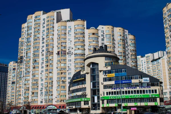 在俄罗斯入侵乌克兰之后 乌克兰首都基辅市的现代化建筑在一次导弹袭击警戒中遭到破坏 自从战争开始以来 非军事建筑已经被击中 — 图库照片